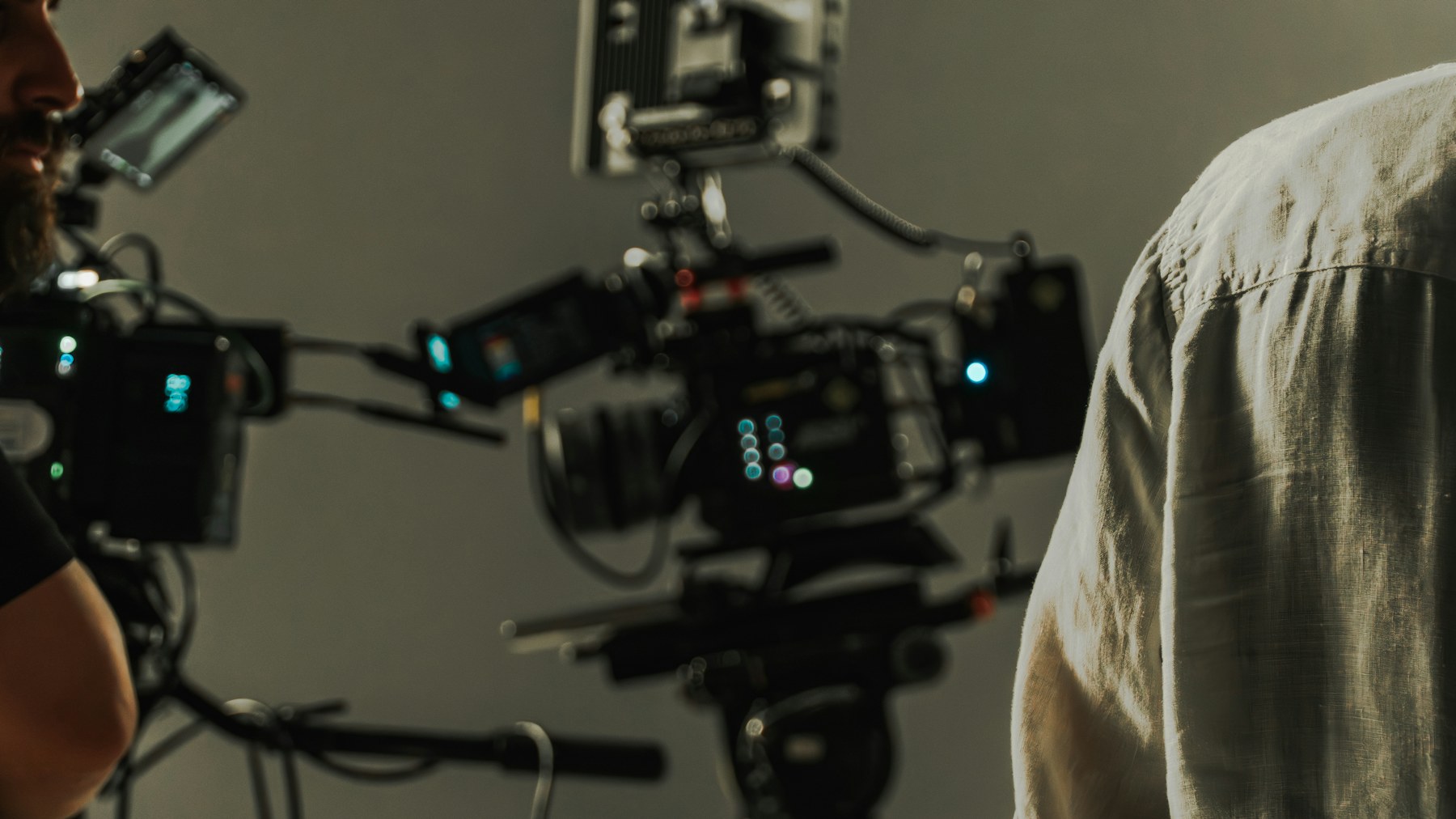 Cámaras y equipo durante una producción audiovisual profesional