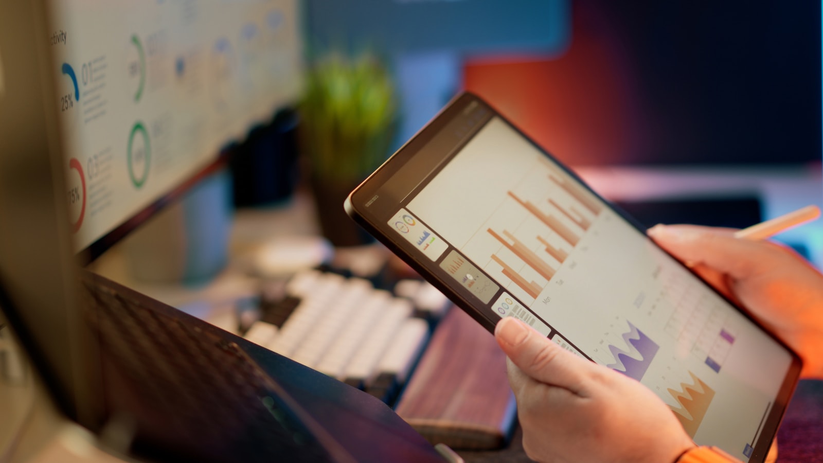 Profesional analizando indicadores y datos desde una tableta