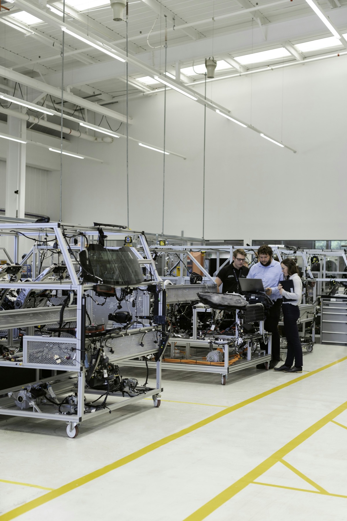 Equipo de ingeniería trabajando en una planta de automatización industrial