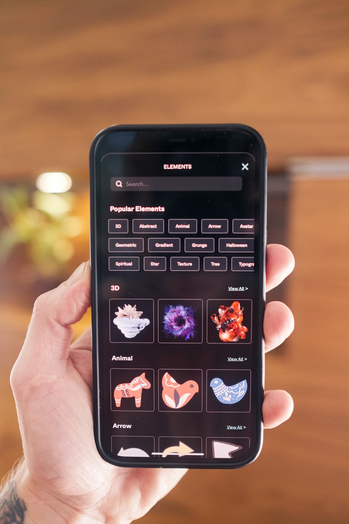 Persona explorando una interfaz de producto digital desde un teléfono